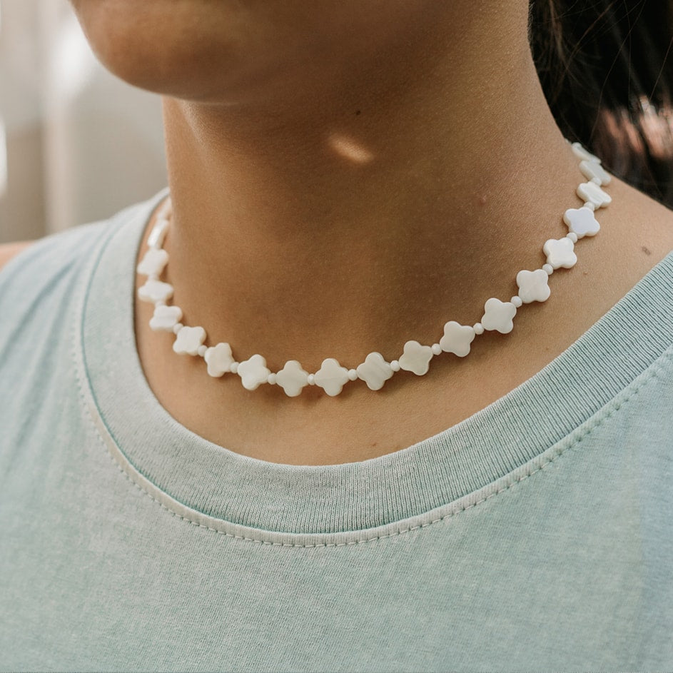 Gargantilha de Trevo em Madrepérola - 35cm