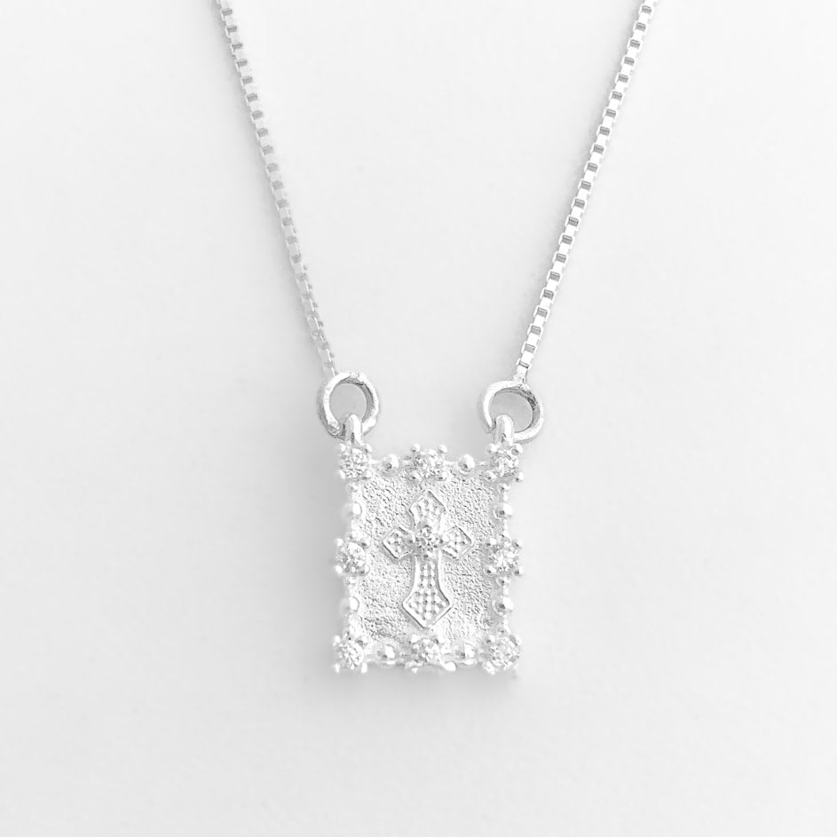 Escapulário com Cruz e Nossa Senhora Aparecida com Bordas Cravejada de Zircônias - 70cm