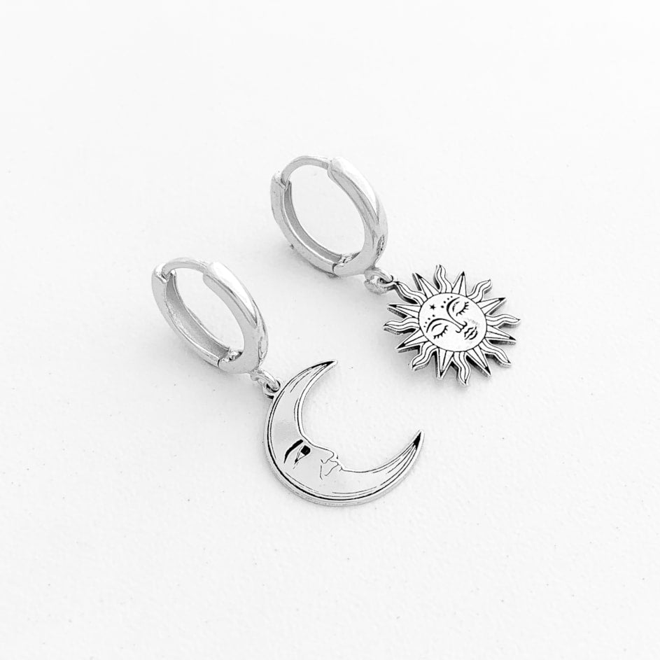 Brinco de Argola com Pingente de Sol e Lua