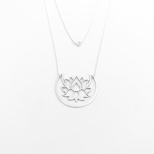 Gargantilha de Lua com Flor de Lótus - 45cm
