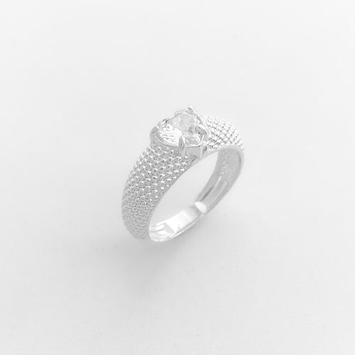 Anel com Aro Trabalhado com Zircônia de Coração Branca