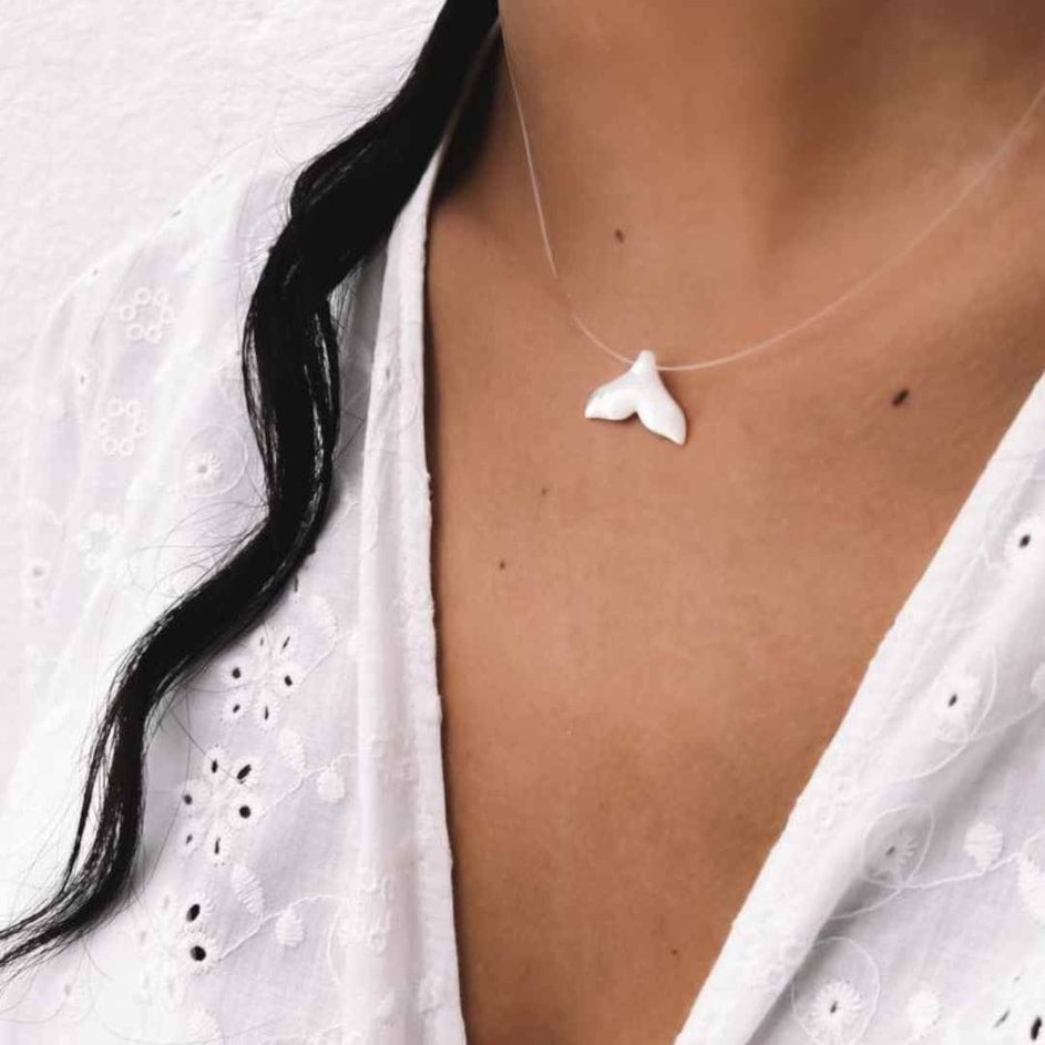 Gargantilha de Fio de Nylon de Cauda de Sereia em Madrepérola - 40cm