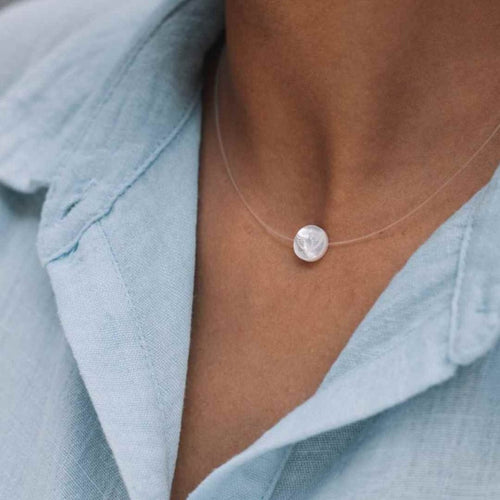 Gargantilha de Fio de Nylon com Espírito Santo em Madrepérola - 40cm